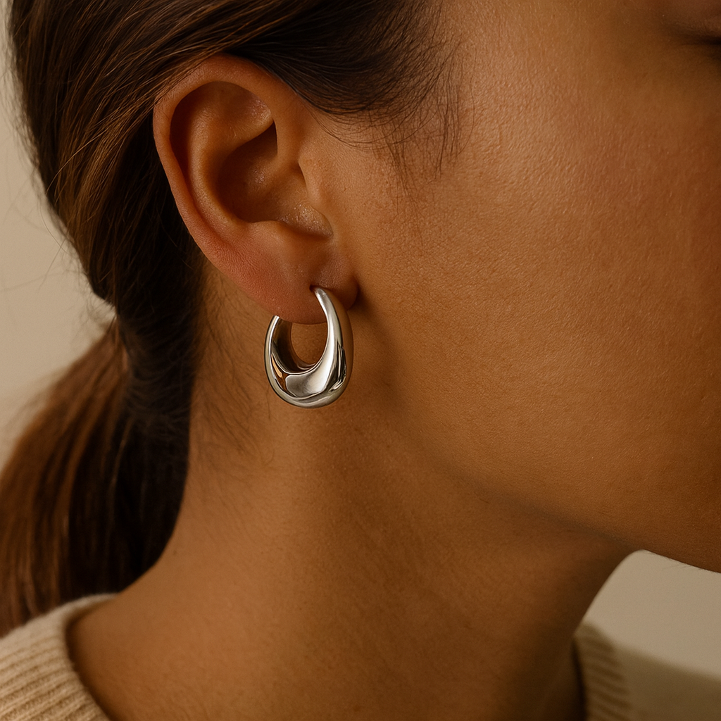 Orecchini Doria – Huggie scultorei in Gold e Silver