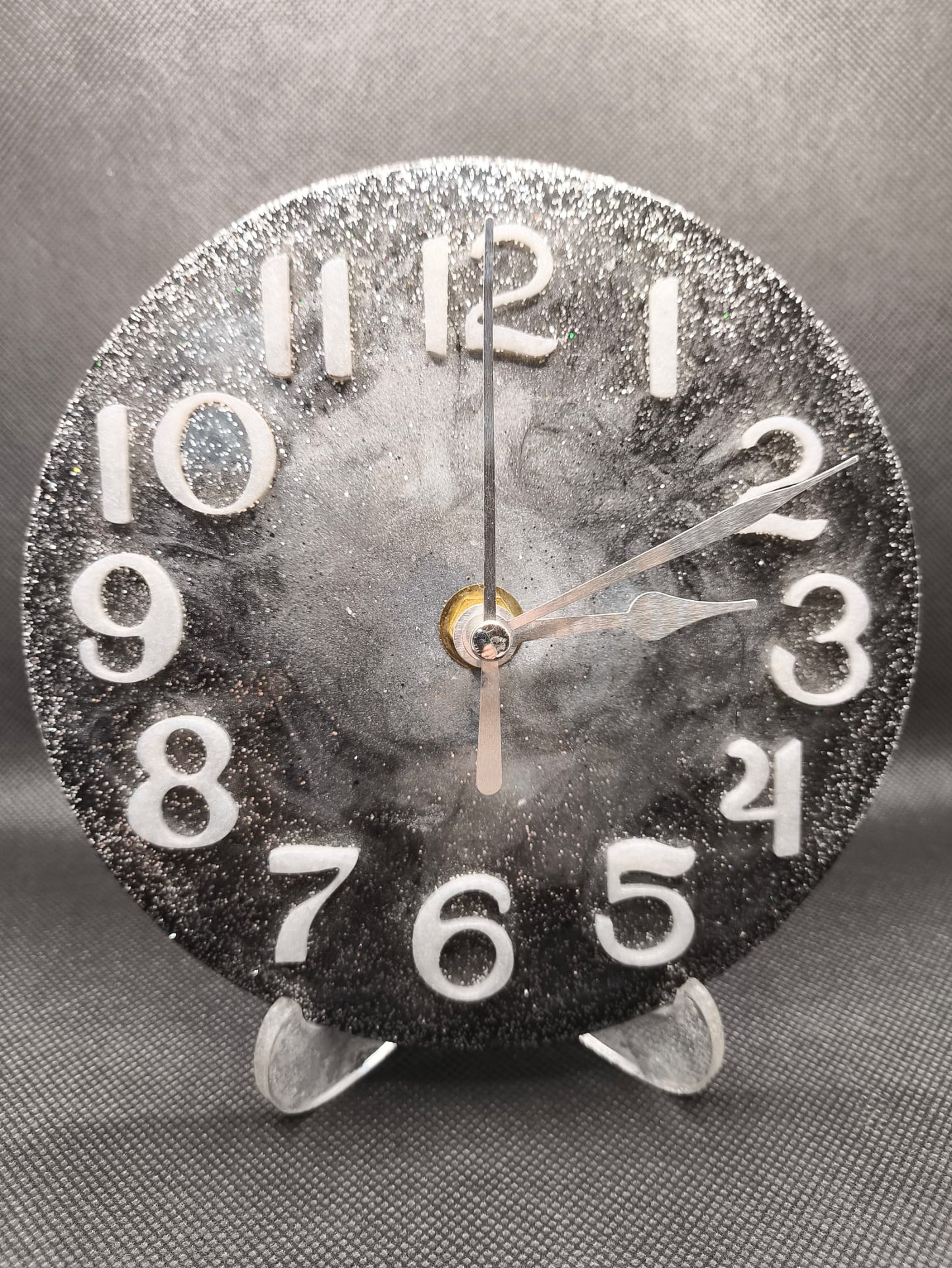 Orologio in Resina Fatto a Mano: Eleganza Unica per la Tua Casa Nero