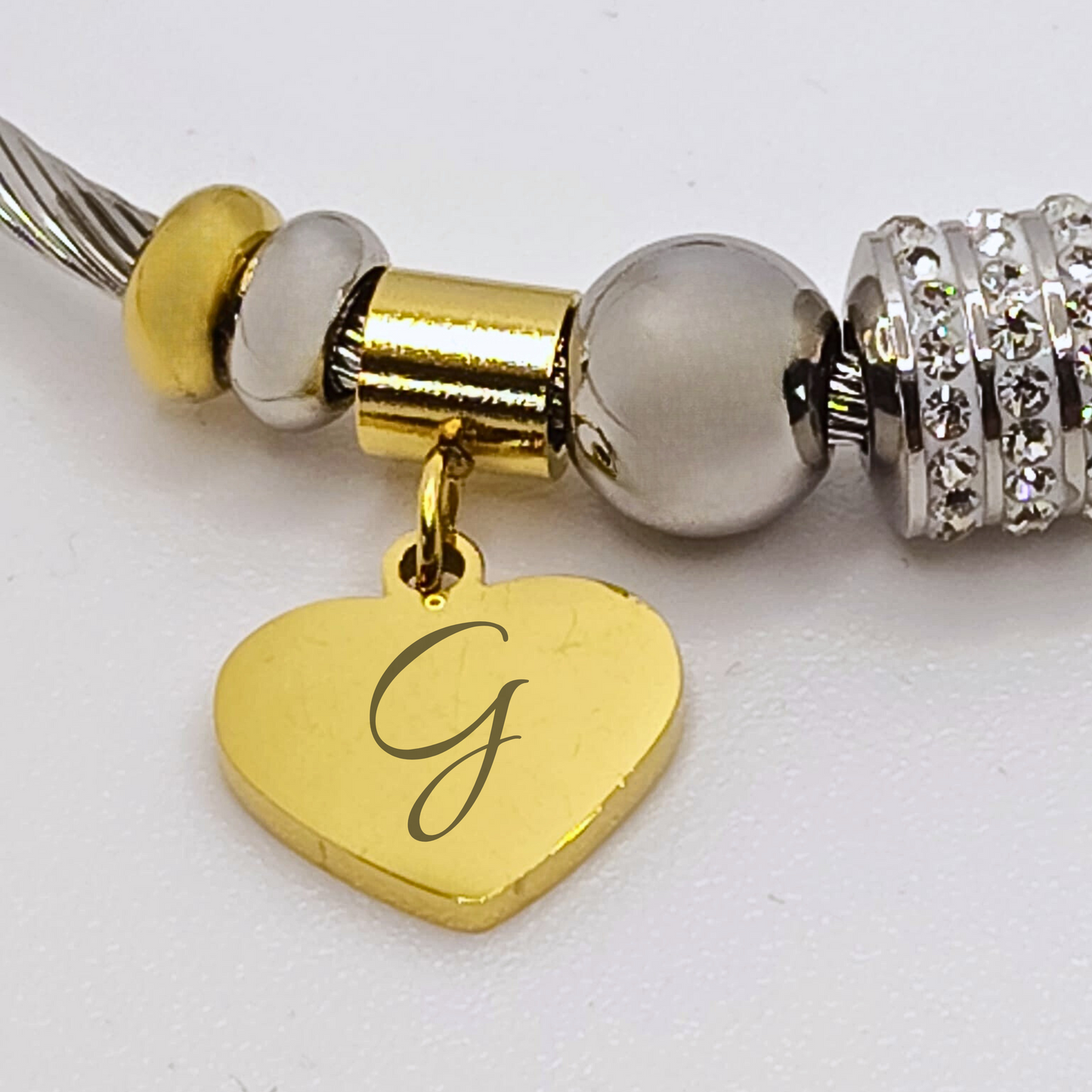 "Charme d’Amore" – Bracciale Personalizzabile con Iniziale e Cuore Brillante