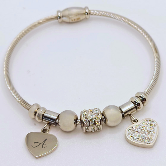 "Charme d’Amore" – Bracciale Personalizzabile con Iniziale e Cuore Brillante