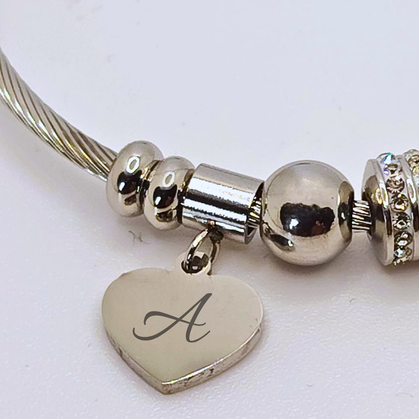 "Charme d’Amore" – Bracciale Personalizzabile con Iniziale e Cuore Brillante