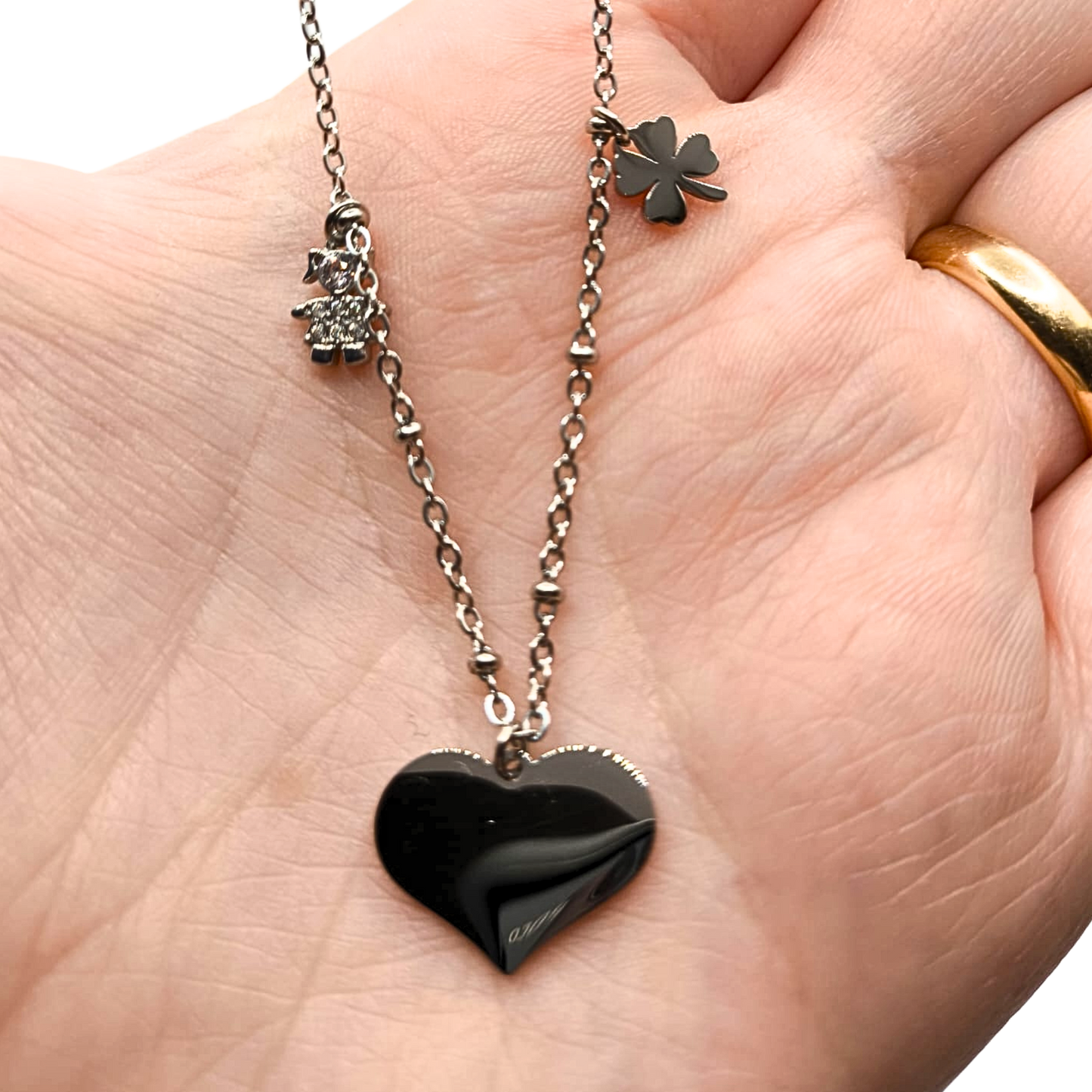 Collana Cuore con Ciondoli Portafortuna – Eleganza e Significato