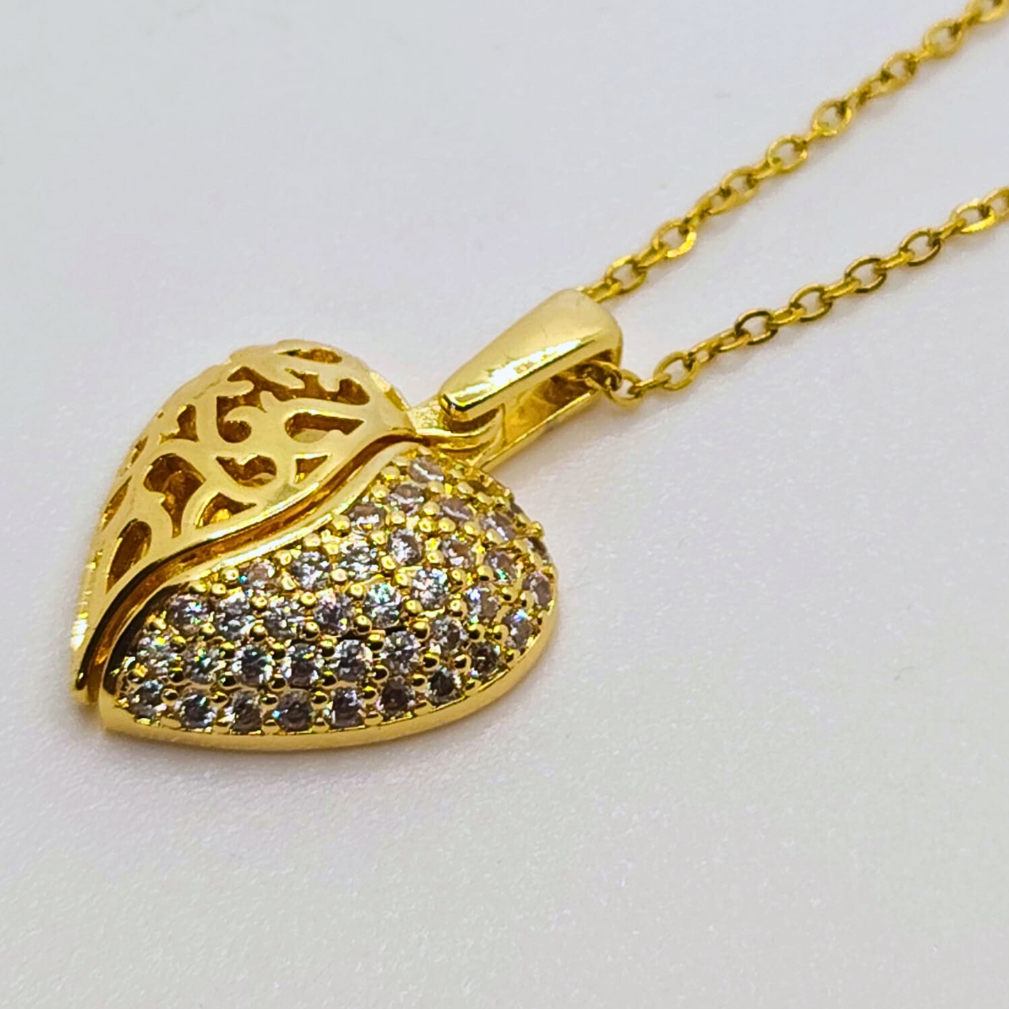 "Rifugio d’Amore" – Collana in Oro o Argento con Cuore Apribile Personalizzabile