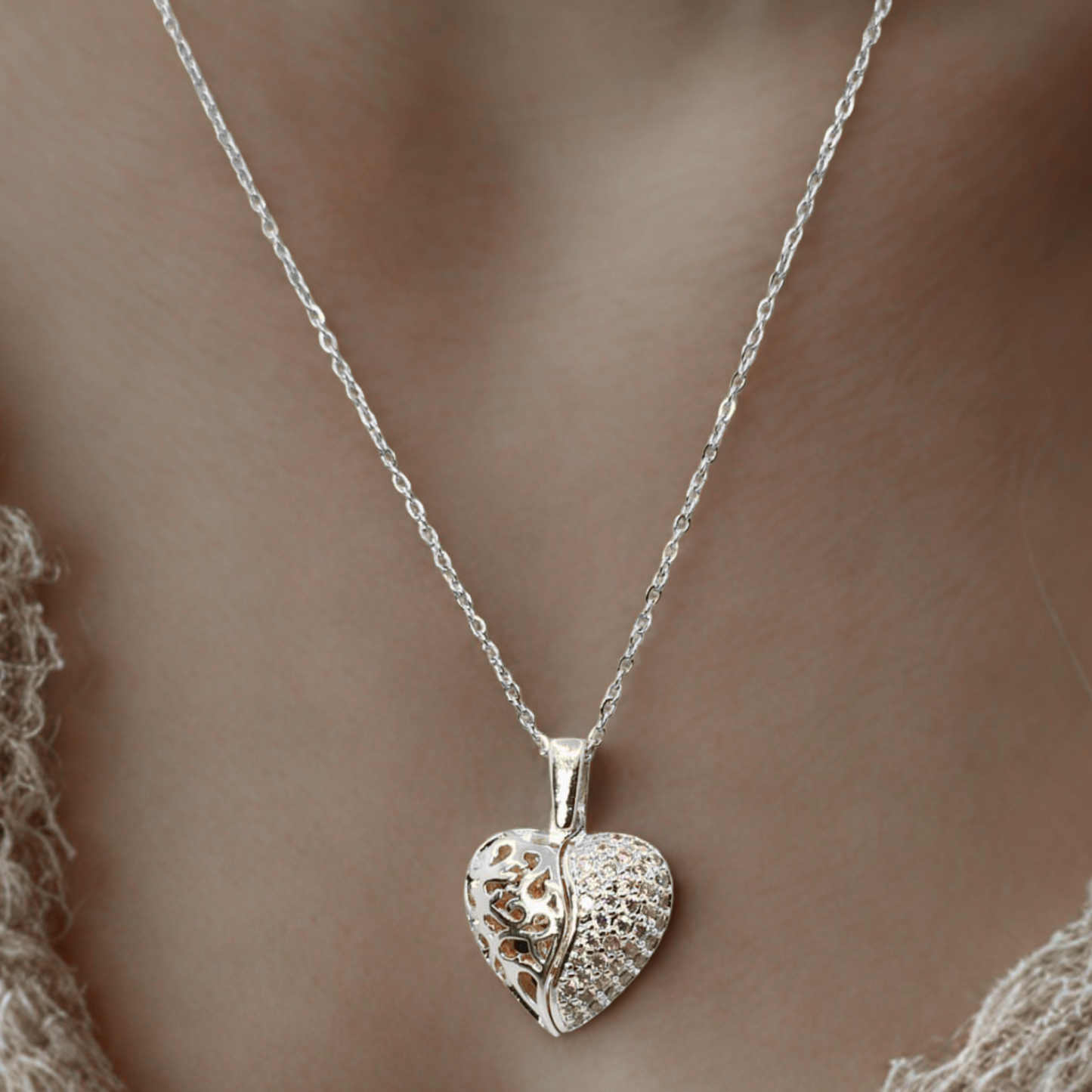 "Rifugio d’Amore" – Collana in Oro o Argento con Cuore Apribile Personalizzabile
