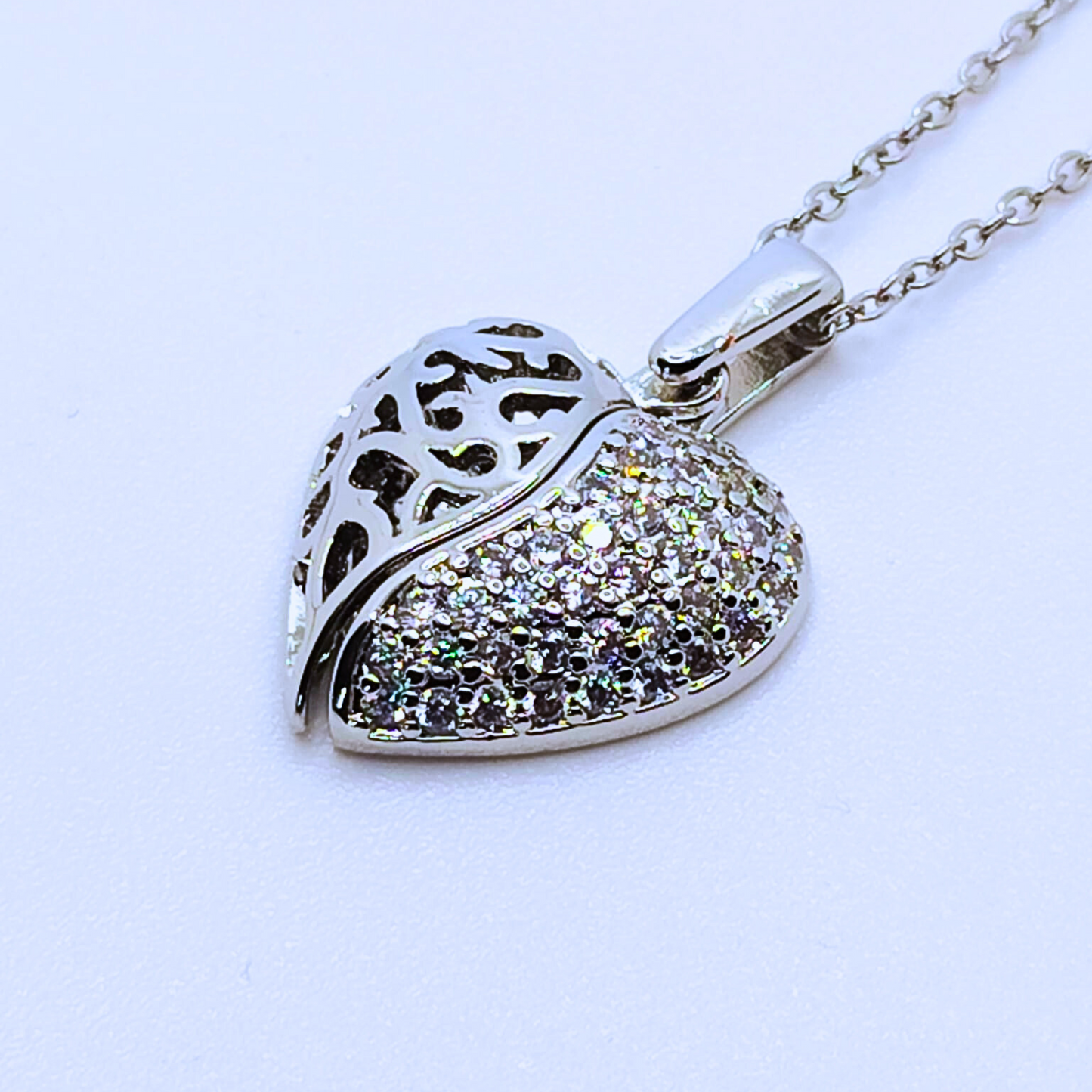 "Rifugio d’Amore" – Collana in Oro o Argento con Cuore Apribile Personalizzabile