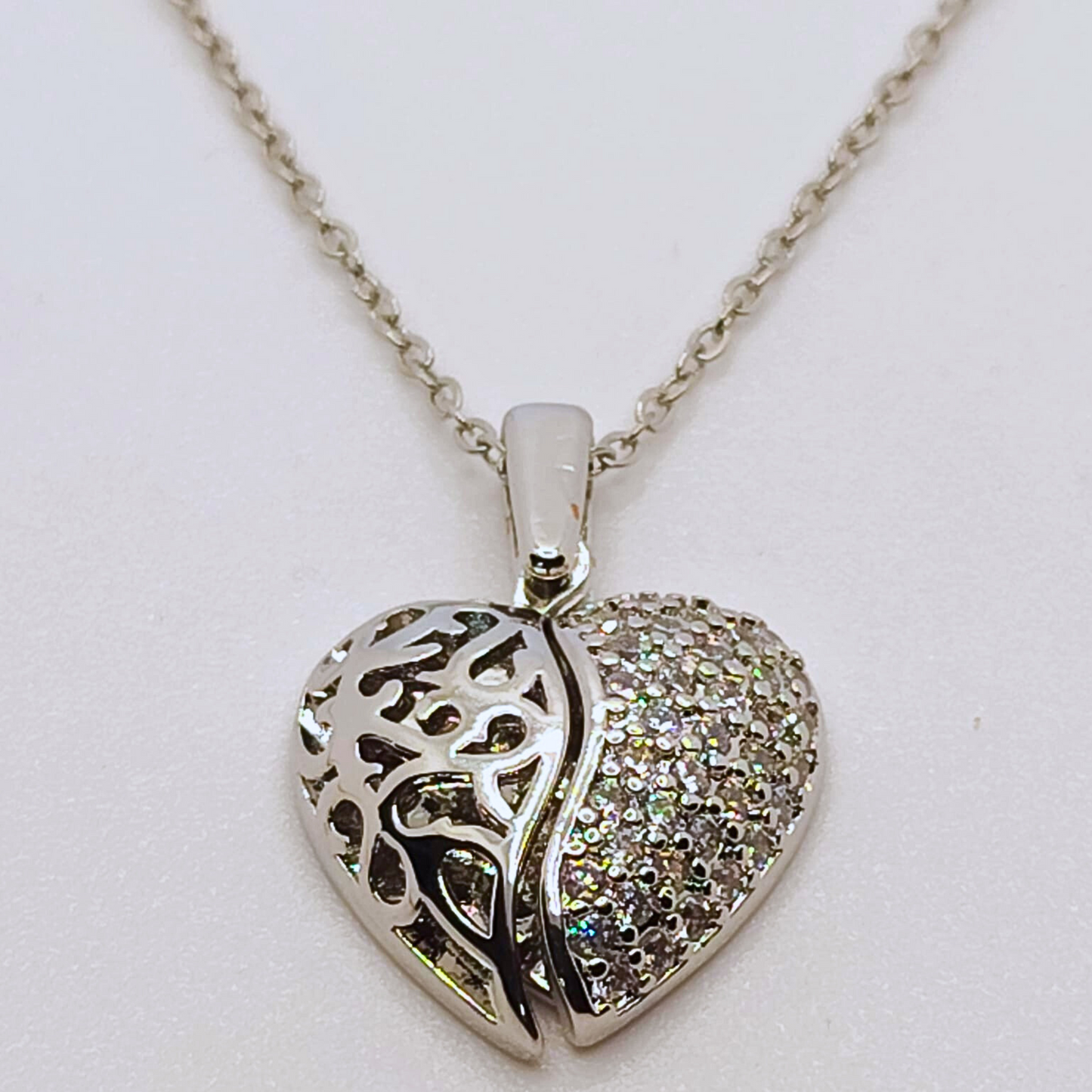"Rifugio d’Amore" – Collana in Oro o Argento con Cuore Apribile Personalizzabile