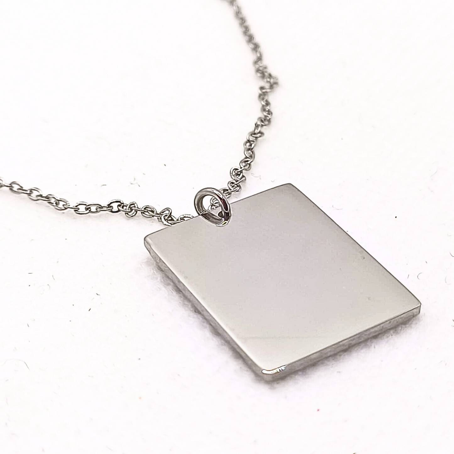 Collana con Targhetta Personalizzata – Eleganza e Significato