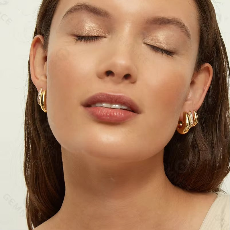 Orecchini Doria – Huggie scultorei in Gold e Silver