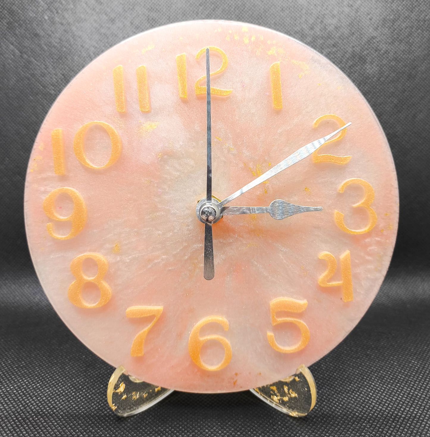 Orologio in Resina Fatto a Mano: Eleganza Unica per la Tua Casa rosa