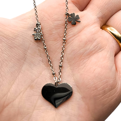 Collana Cuore con Ciondoli Portafortuna – Eleganza e Significato