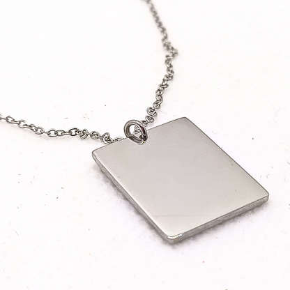 Collana con Targhetta Personalizzata – Eleganza e Significato
