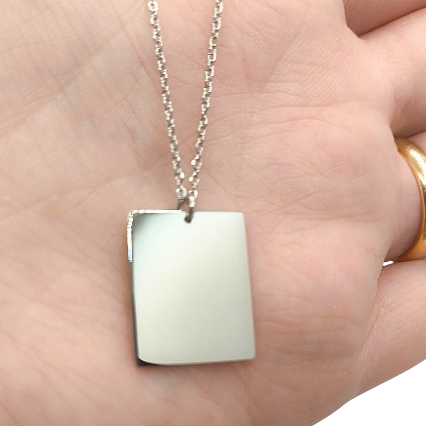 Collana con Targhetta Personalizzata – Eleganza e Significato