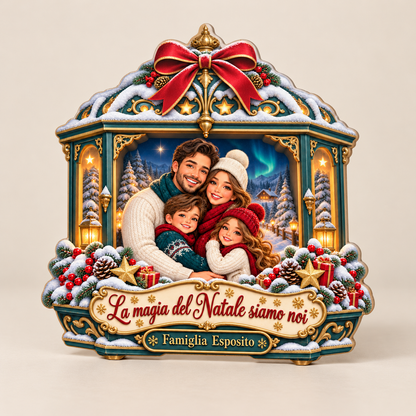 Fuoriporta natalizio personalizzabile con foto famiglia cartoon «La magia del Natale siamo noi», vista frontale neutra