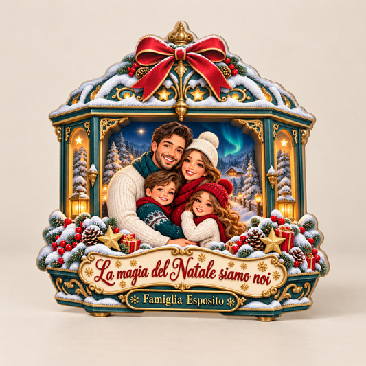 Fuoriporta natalizio personalizzabile con foto famiglia cartoon «La magia del Natale siamo noi», vista frontale neutra