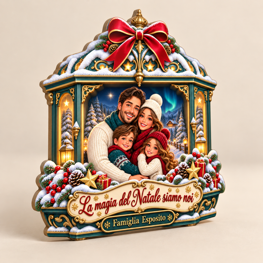 Fuoriporta natalizio personalizzabile con foto famiglia cartoon «La magia del Natale siamo noi», vista laterale neutra