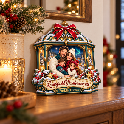 Fuoriporta natalizio personalizzabile con foto famiglia cartoon «La magia del Natale siamo noi», su consolle all’ingresso