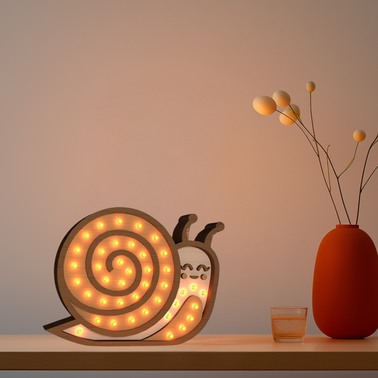 Lampada Notturna in Legno Lumaca– Un Tocco di Magia per la Cameretta